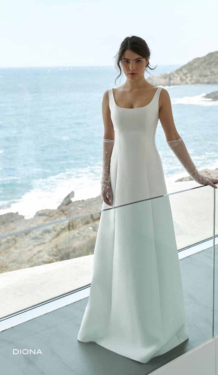 Das Brautkleid DIONA von Le Rina mit Carrée Ausschnitt und aus elegantem Satinstoff, verfügbar bei MyLovely in Forstinning.