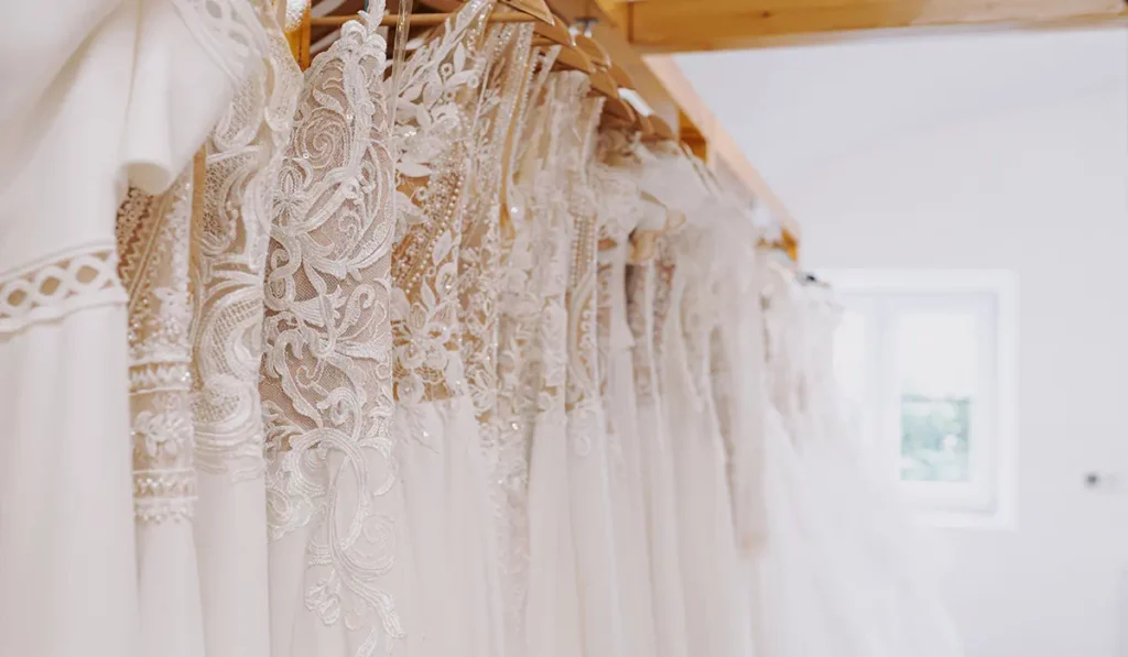 Verschiedene Brautkleid-Stile Für Eine Individuelle Anprobe Nahe München